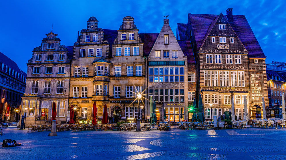 Beleuchtete Bremer Altstadt bei Nacht